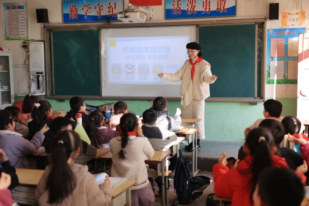 郑州城市职业学院师生走进良水寨小学支教