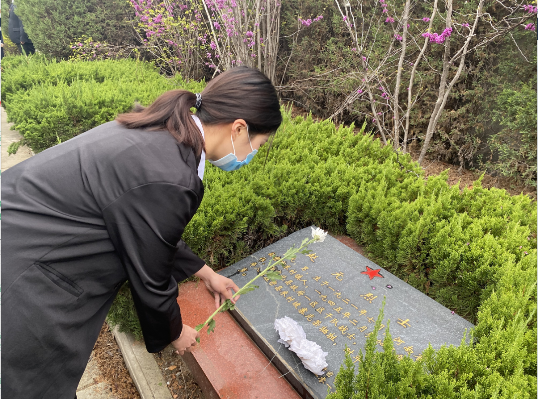 同学们为革命烈士敬献鲜花