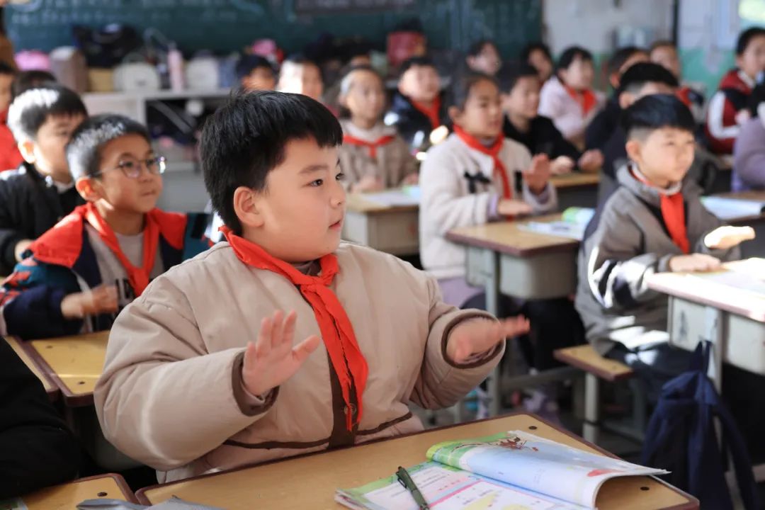 郑州城市职业学院师生走进良水寨小学支教