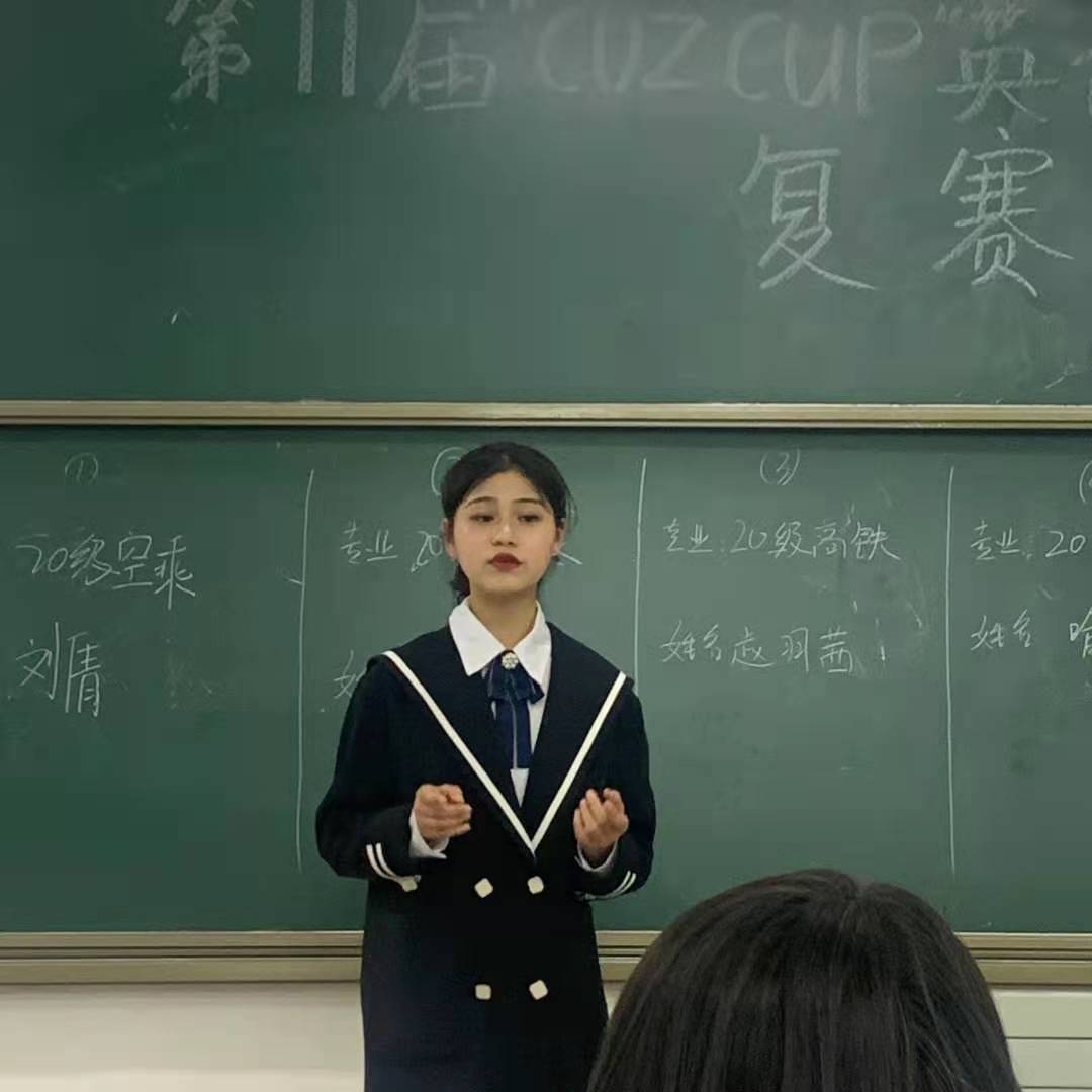 同学们正在进行紧张的演讲.jpg