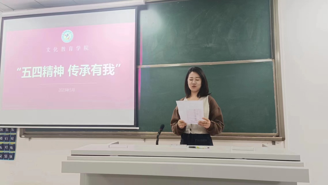 张婉老师通过提问等形式让同学们重温了五四历史