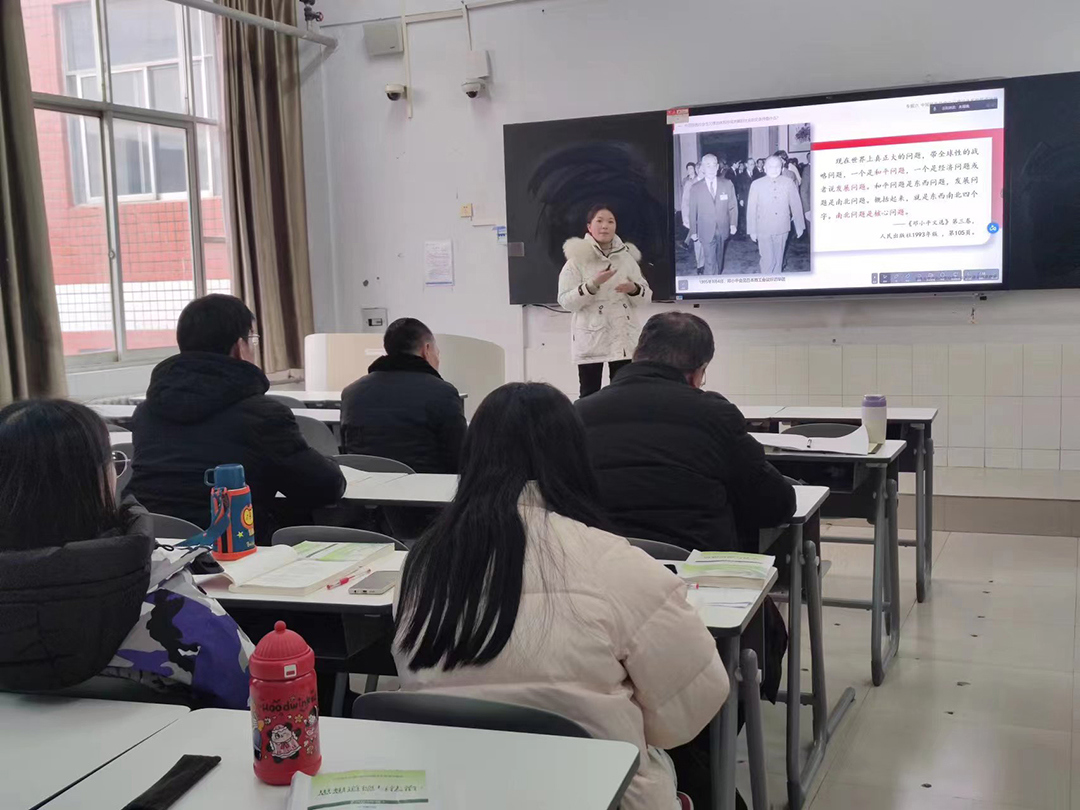 刘梦瑶老师进行教学展示