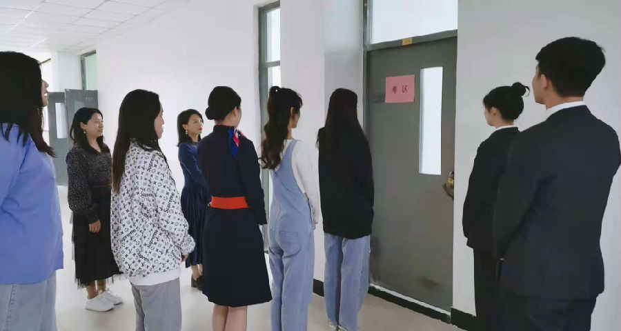 老师们组织学生有序进场.jpg