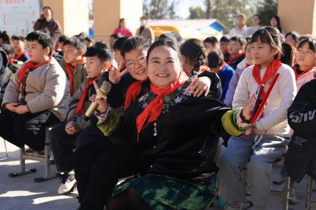 郑州城市职业学院师生走进良水寨小学支教