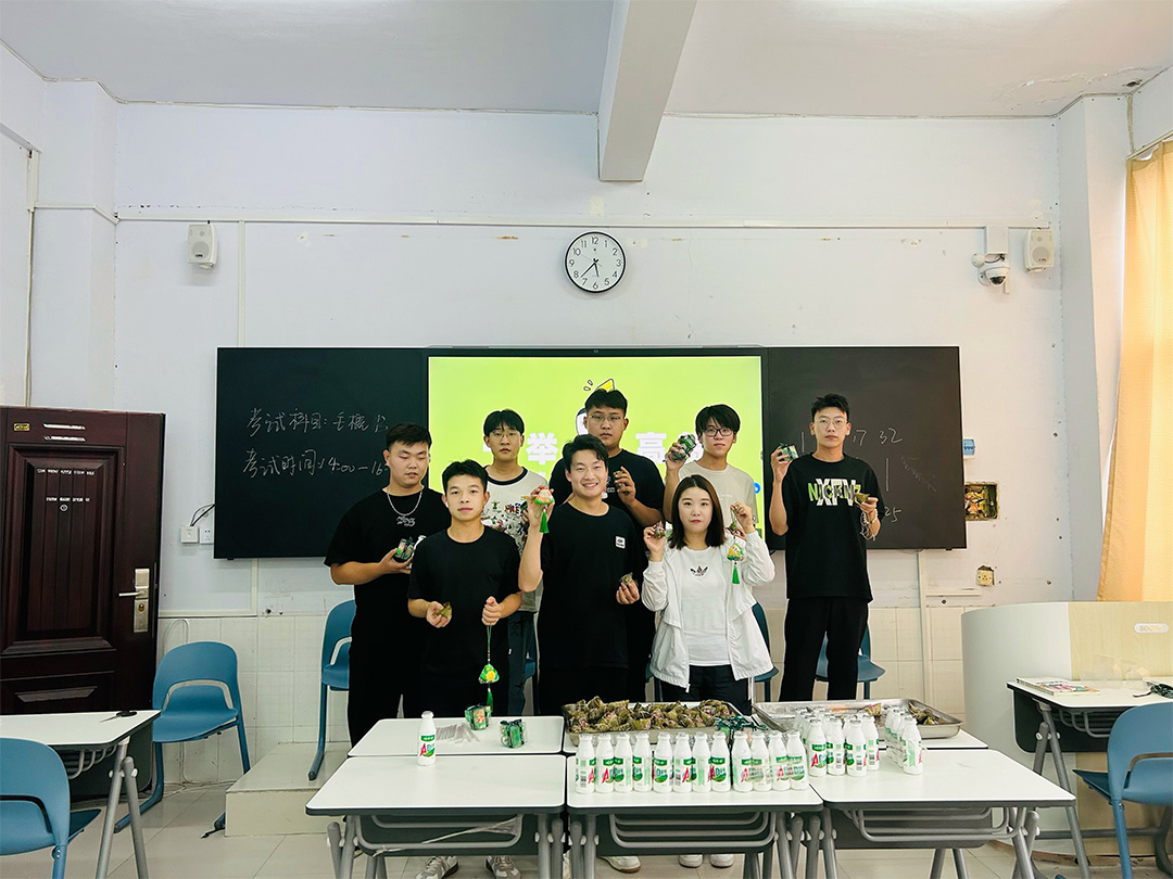 智能制造学院为在校专升本学生发放粽子大礼包