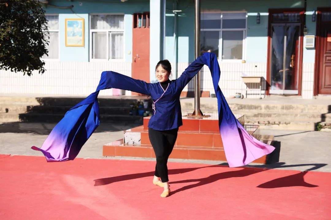 郑州城市职业学院师生走进良水寨小学支教