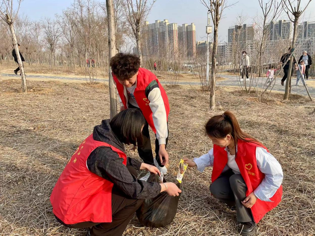 郑州城市职业学院学雷锋志愿服务活动