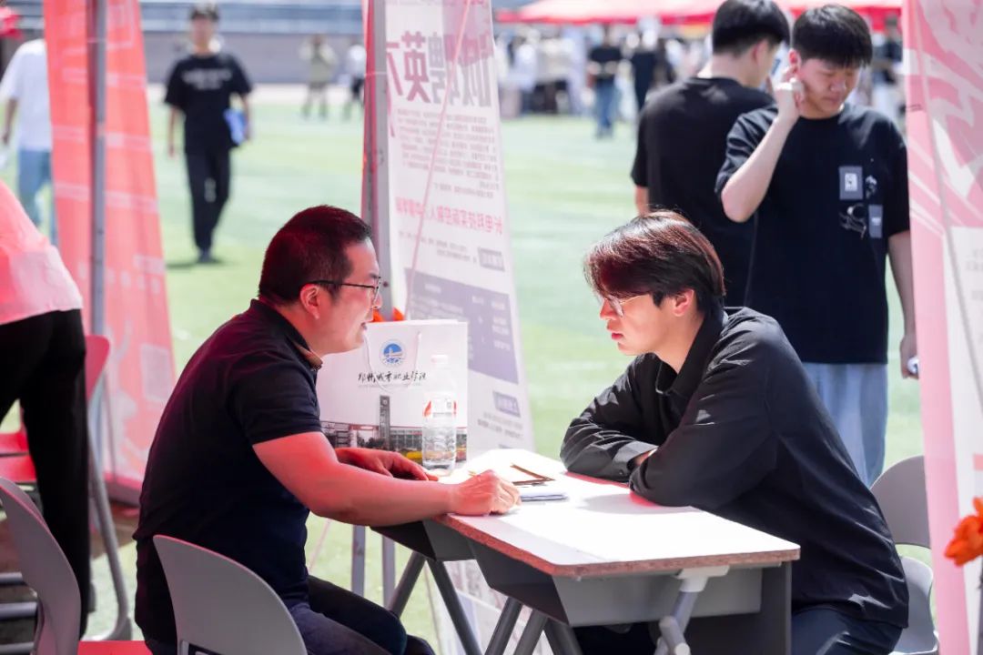 郑州城市职业学院这场双选会现场火爆