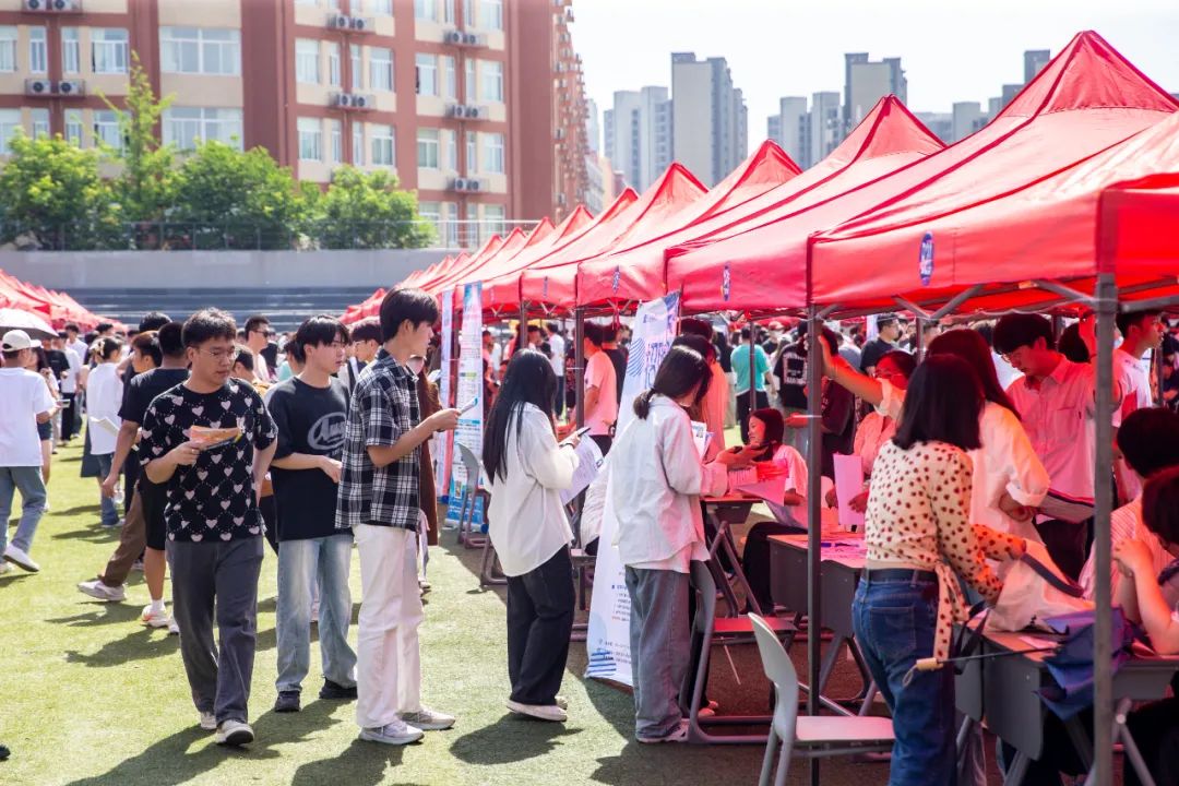 郑州城市职业学院这场双选会现场火爆