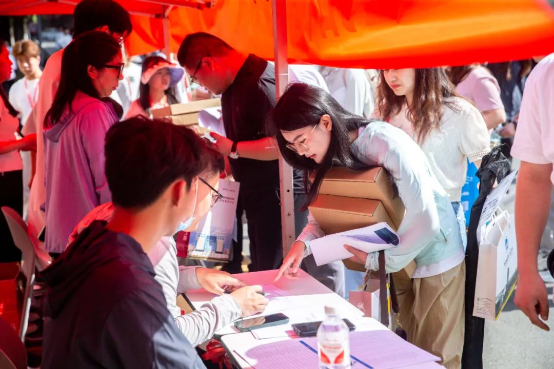 郑州城市职业学院这场双选会现场火爆