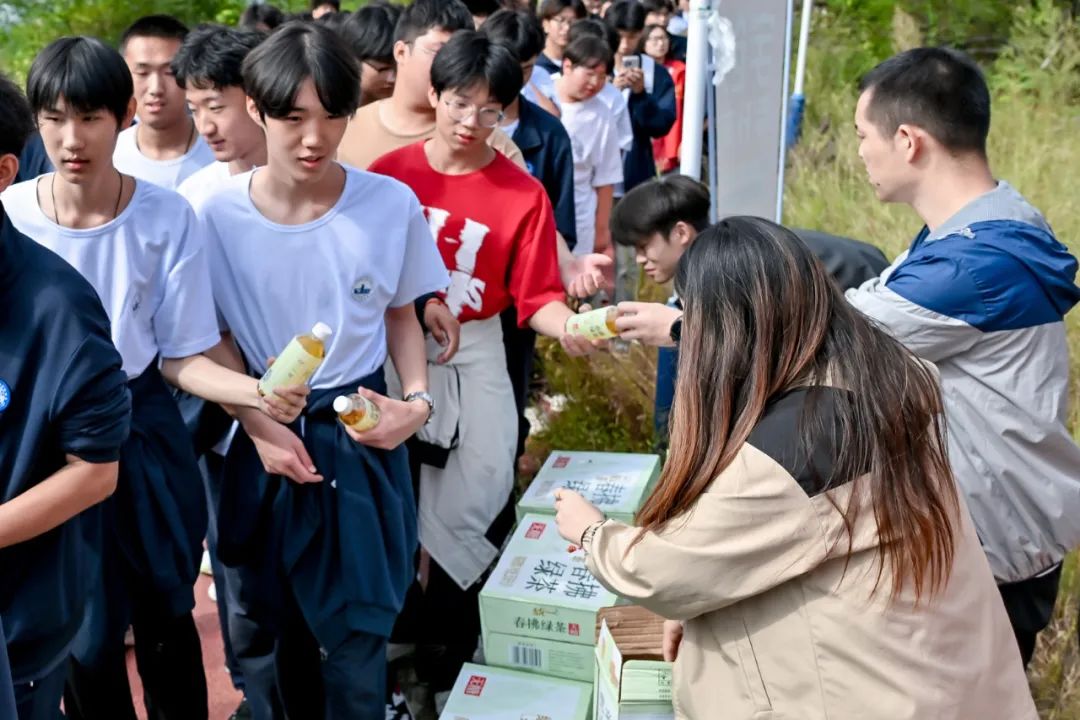 郑州城市职业学院新生军训拉练