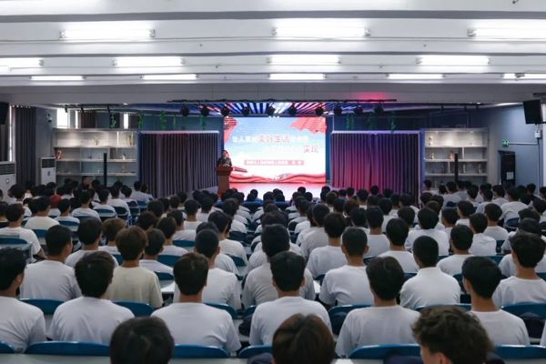 热爱国防 奋斗有我｜河南省国防教育讲师马昕走进郑州城市职业学院