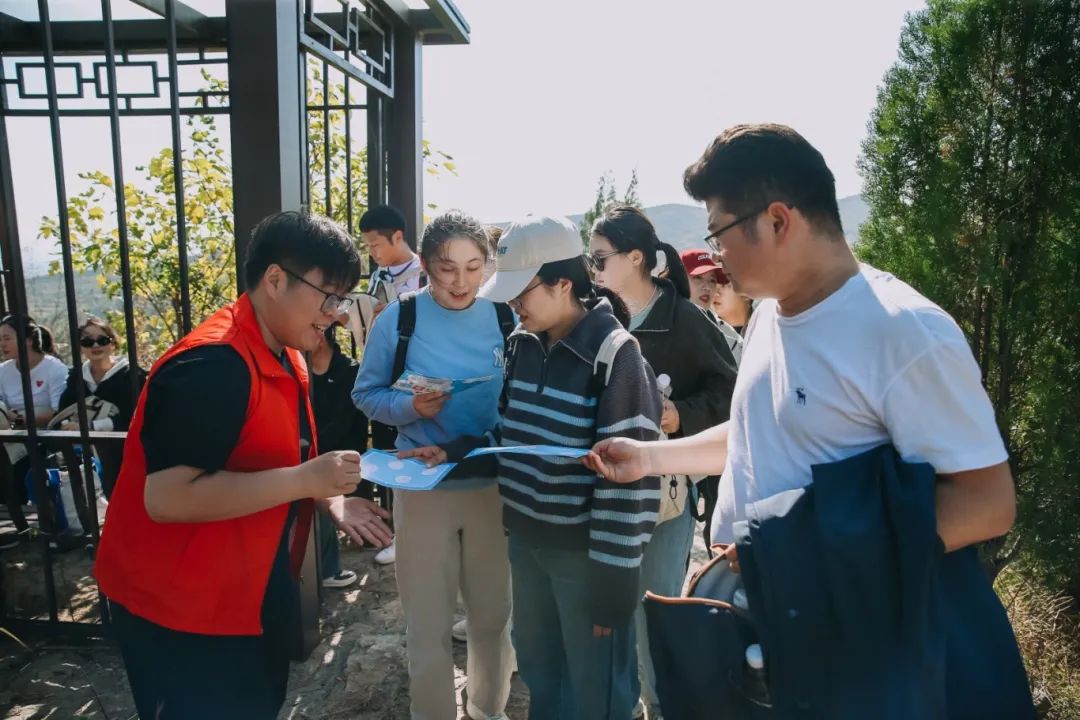 郑州城市职业学院圆满举办教职工登山活动