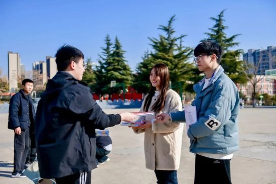 图为现场课本发放。