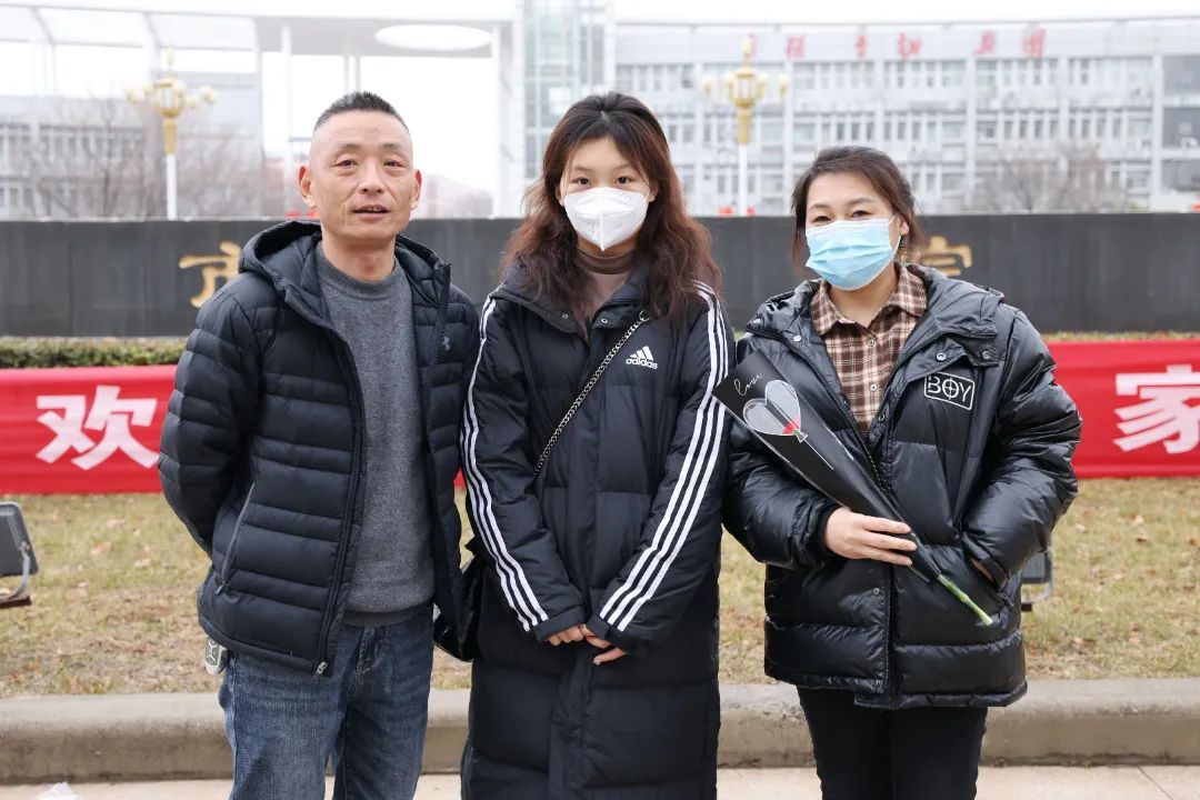 与家长在校门口留影 与家长在校门口留影