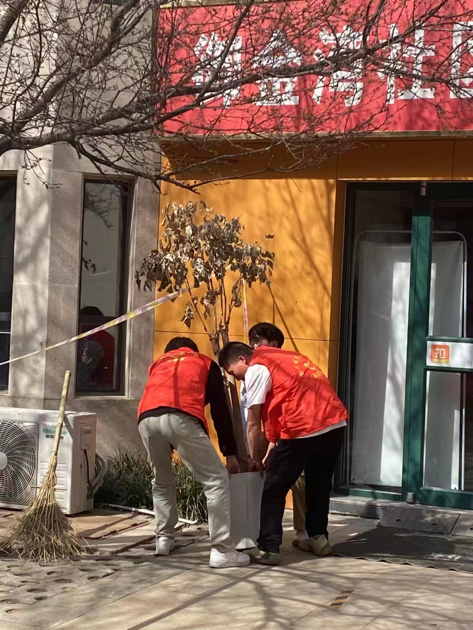 商学院入党积极分子学雷锋活动进社区 商学院入党积极分子学雷锋活动进社区