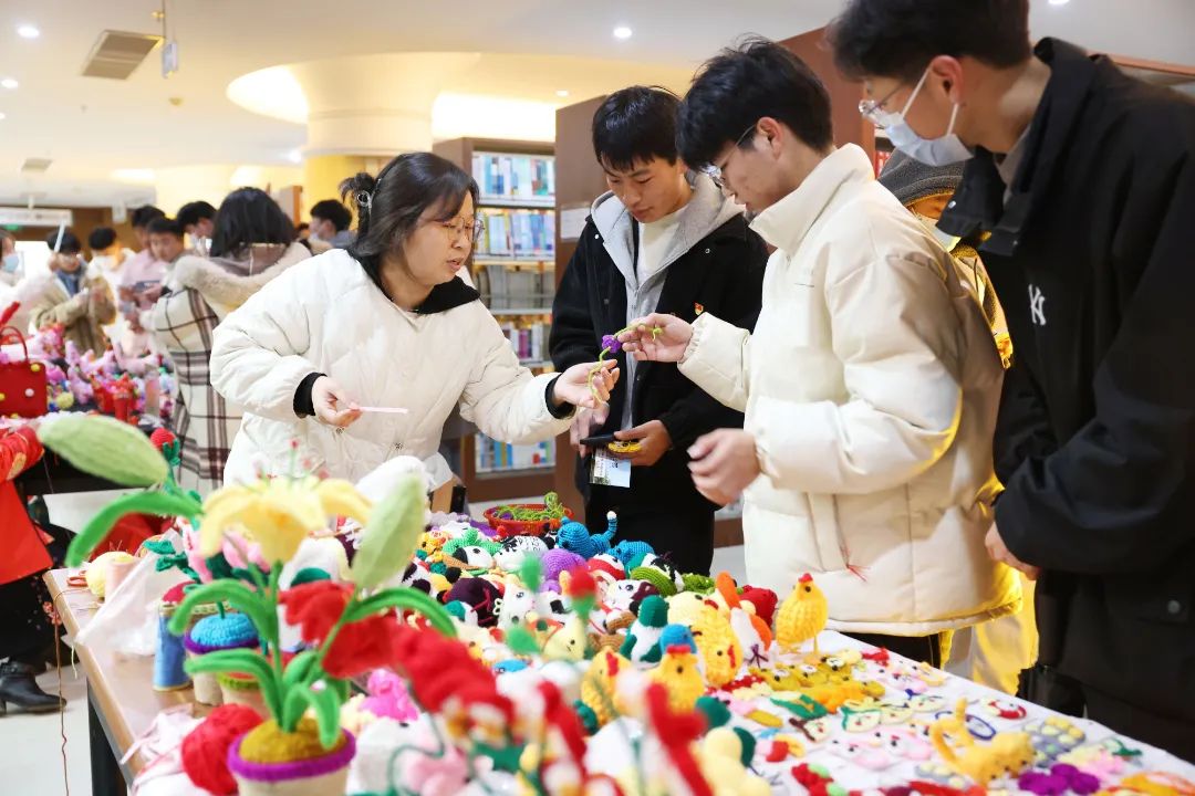 非遗进校园——传承人向学生讲解手工艺品制作流程 非遗进校园——传承人向学生讲解手工艺品制作流程