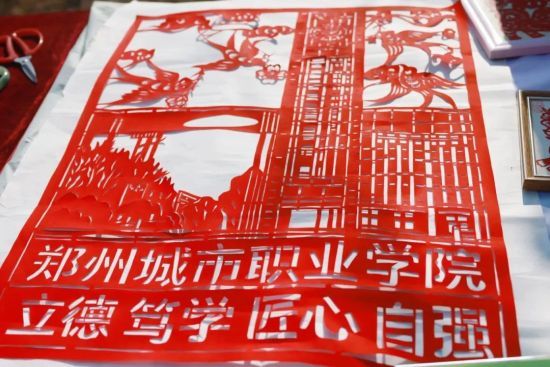 图为现场的非遗剪纸。