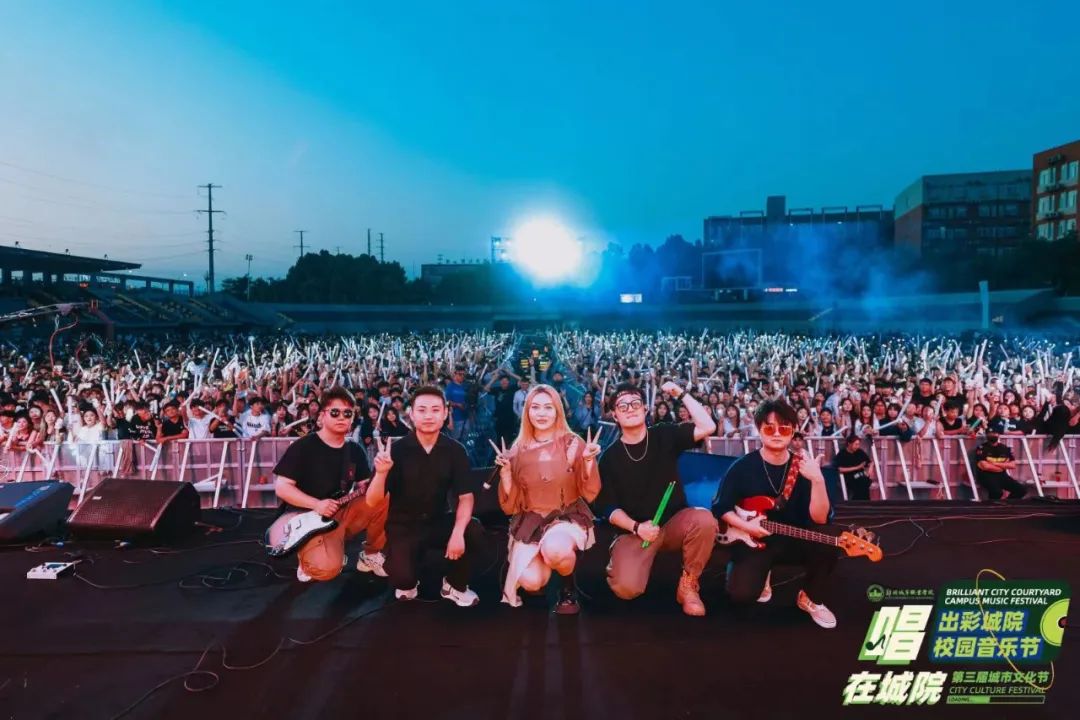 《起风了》原唱等音乐人在郑州城市职业学院唱响校园音乐节