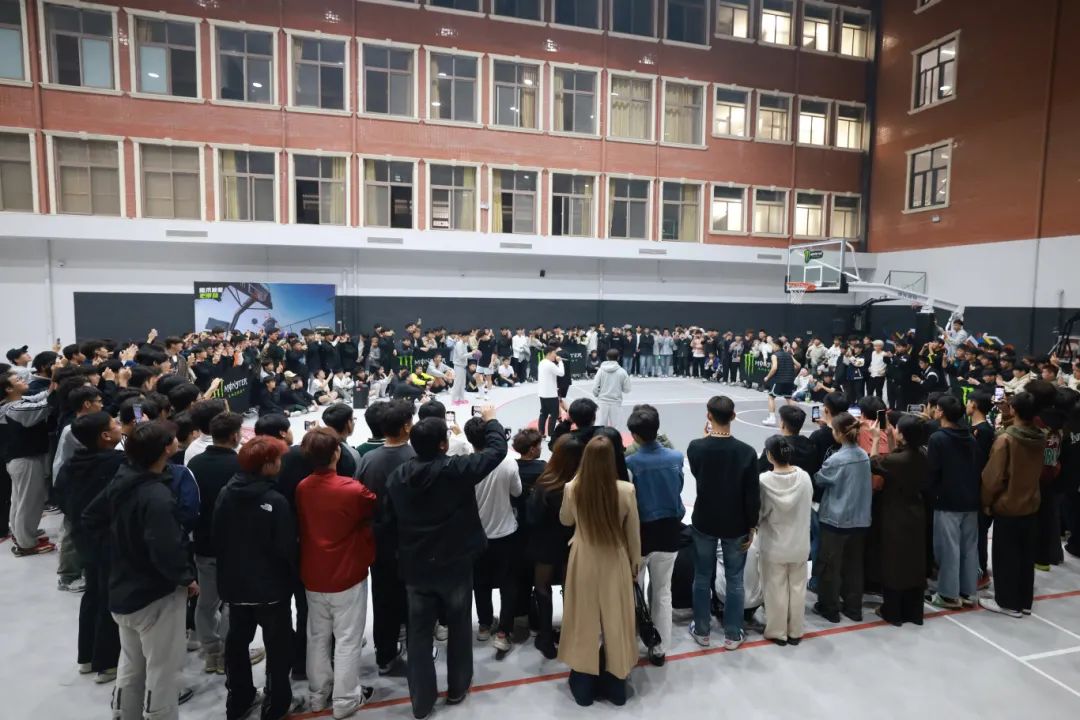 “无豫无球街球厂牌”闪耀郑州城市职业学院