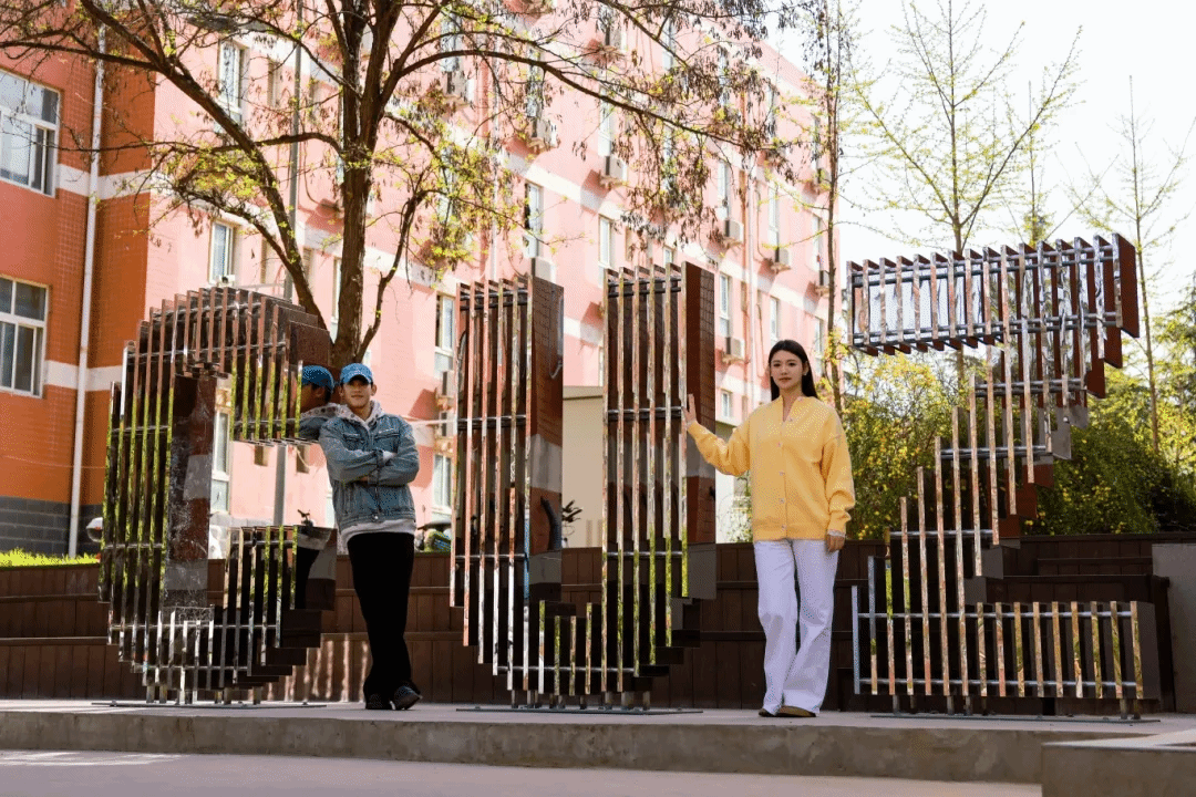 是繁花似锦，是金叶纷飞，是怦然心动的郑州城市职业学院