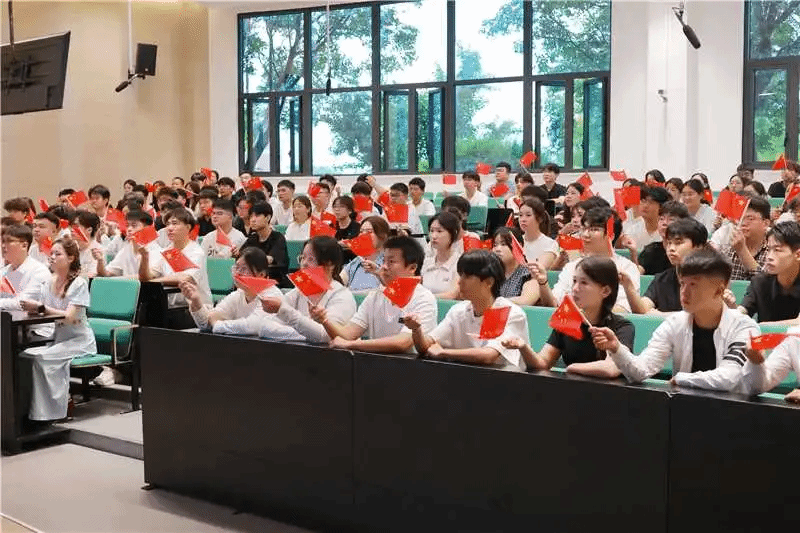 震撼！自豪！郑州城市职业学院师生共同观看九三阅兵，感受中国力量