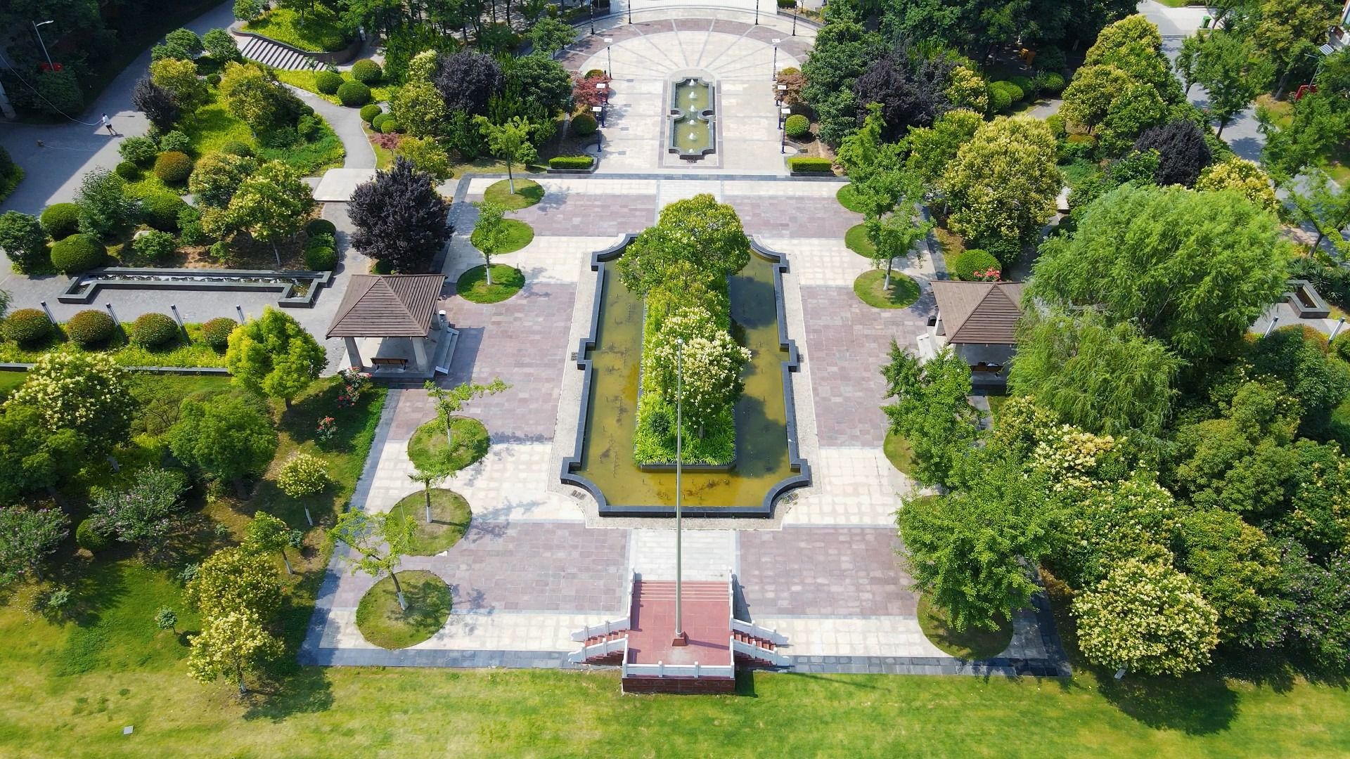 人间忽晚，城院已秋