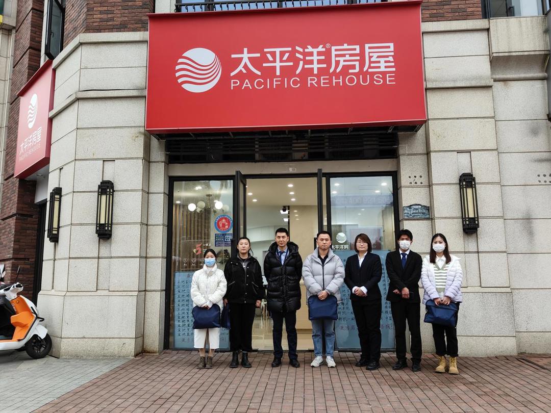 毕业生毕蕾蕾（右三）、李昊（右2）