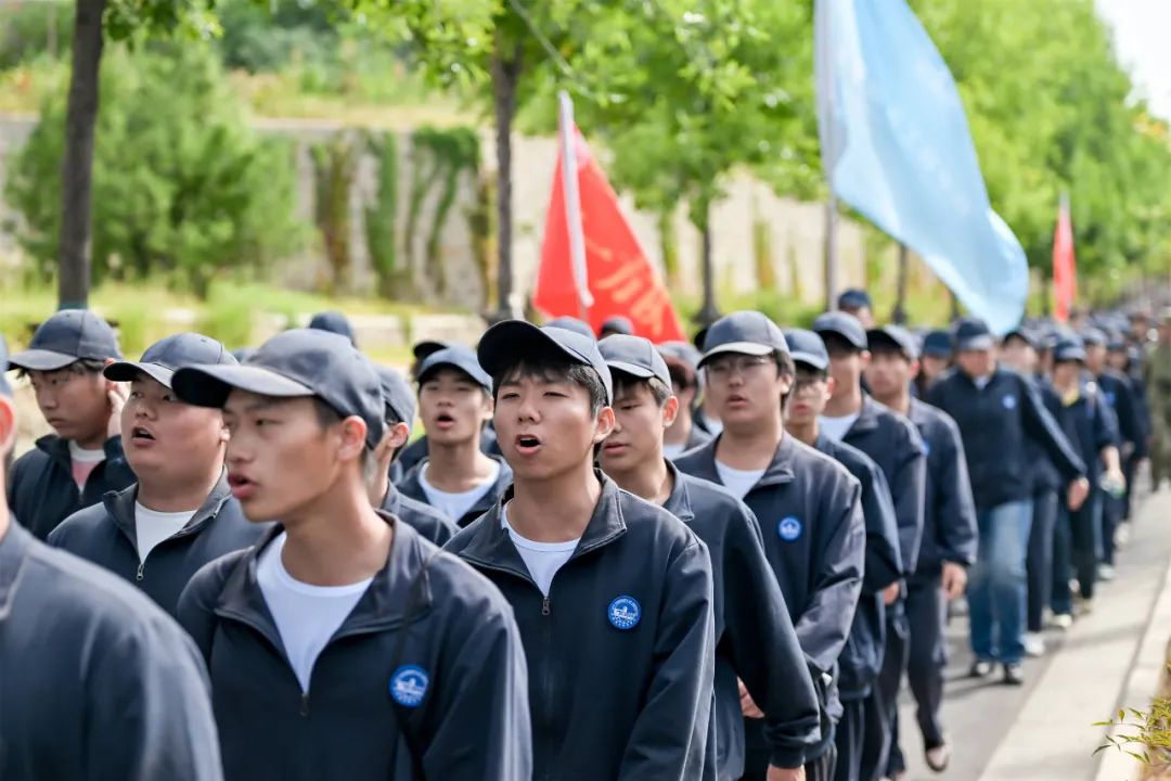 郑州城市职业学院新生军训拉练