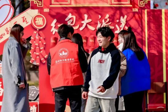 图为城宝在现场抽盲盒。