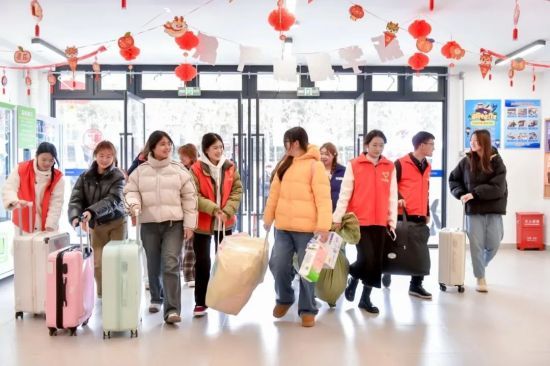 图为校园志愿者接城宝“回家”。