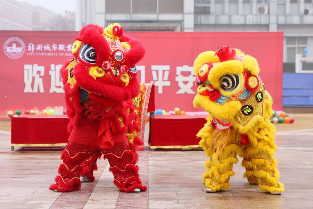 前广场 舞狮表演迎接返校学生 前广场 舞狮表演迎接返校学生