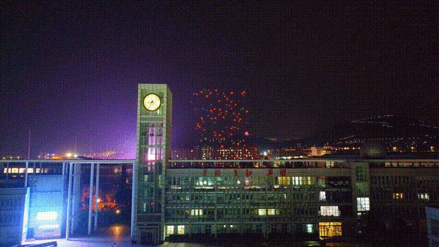 郑州城市职业学院500架无人机点亮夜空