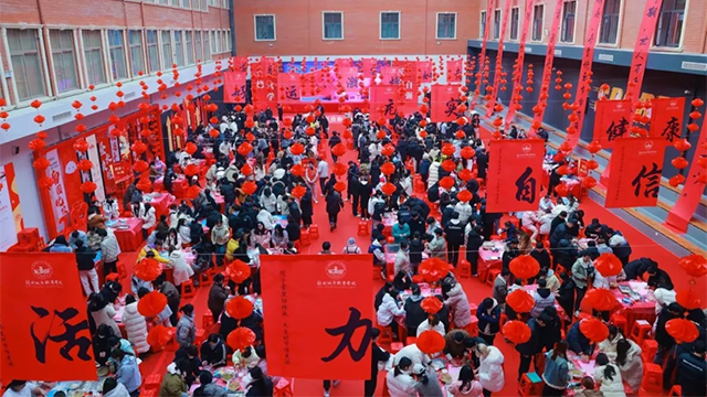 超震撼！郑州城市职业学院全校师生上演万人包饺子大赛