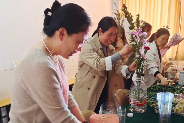 情暖三月  花漾生活—建筑工程学院举办“女神节”花艺沙龙活动