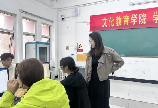 学生会负责老师张婉指导学生