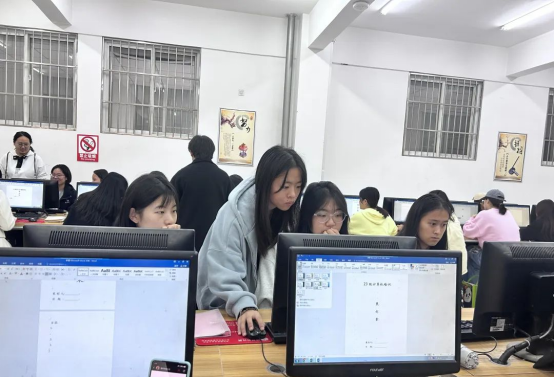 学生会成员积极学习