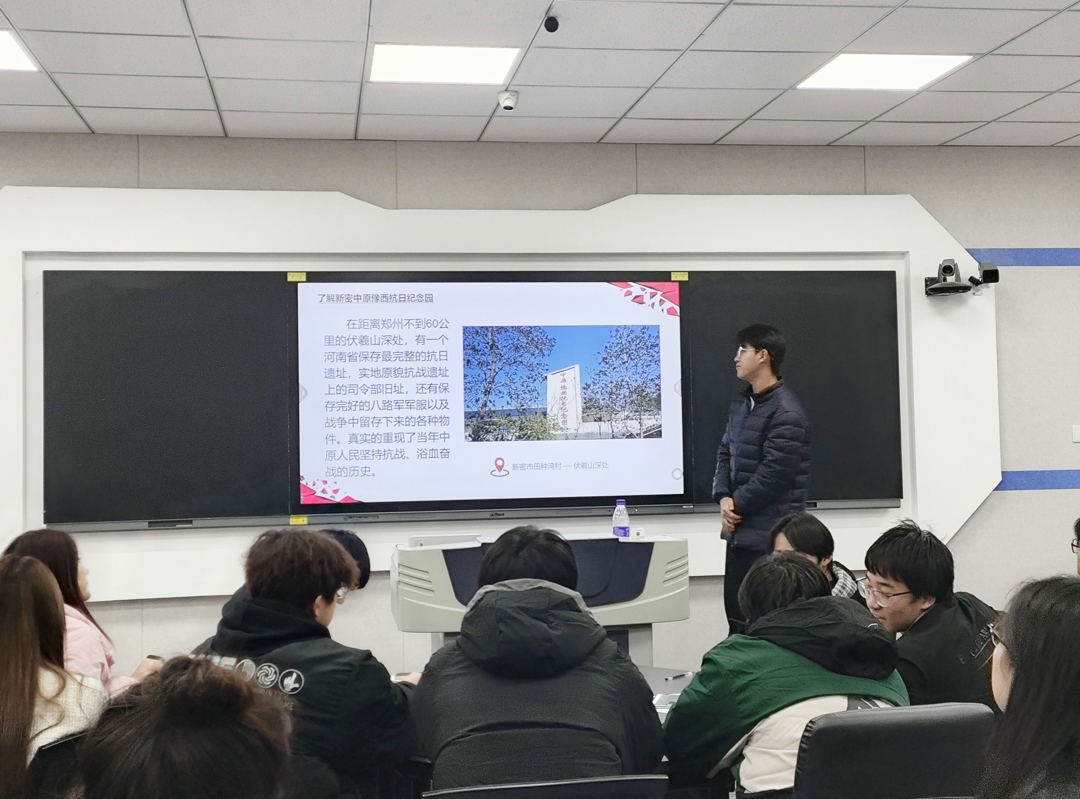 同学们展示皮定均将军的事迹