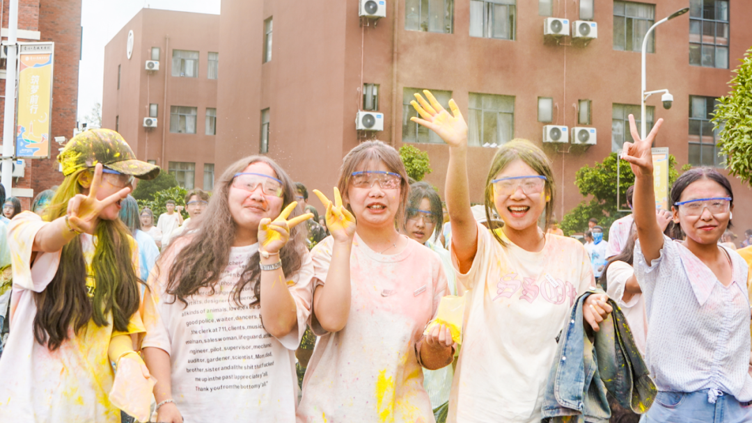 郑州城市职业学院酷炫彩跑活动