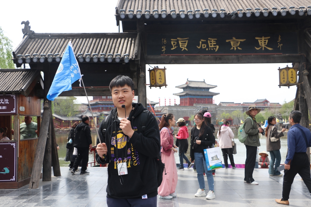 学生朱龙飞在清明上河园景区讲解