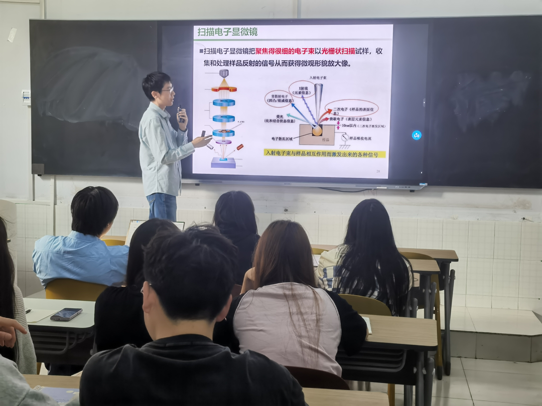 郑州大学穆元冬副教授来郑州城市职业学院授课